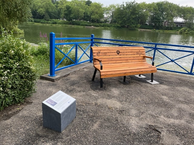 Zitbank en plaquette in Vijverpark